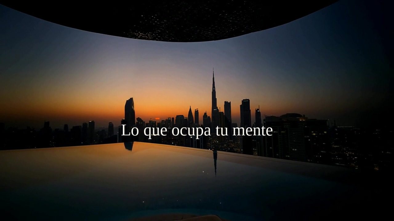 Portada del video «Lo que ocupa tu mente construye tu vida»: una ciudad al atardecer reflejada en el agua.